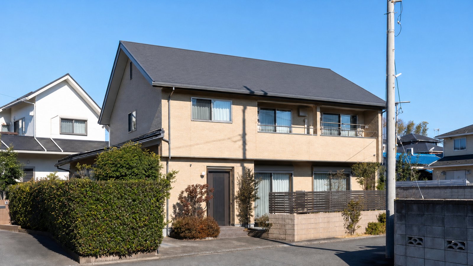 施工前|神奈川県平塚市の戸建て住宅。南向きの切妻スレート屋根にはまだ太陽光パネルが設置されていない状態